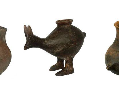 Tres posibles biberones de arcilla de la Edad del Bronce.