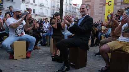 El rey Felipe VI y la reina Letizia, este lunes en Cádiz.