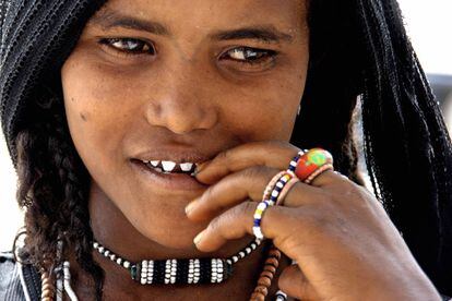 Mujer afar. Desde peque&ntilde;os, esta tribu se afila los dientes con cuchillos en forma de colmillos y se hacen marcas tribales en la frente.