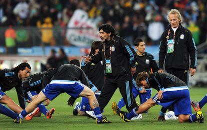 Fernando Signorini, a la derecha, junto a Maradona en un entrenamiento de la selección argentina en el Mundial de 2010.
