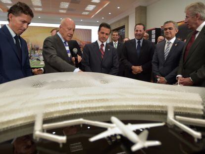 Foster, el segundo por la izquierda, le explica a Peña Nieto el proyecto