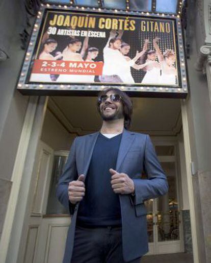 El bailaor Joaquín Cortés a las puertas del teatro Tívoli de Barcelona.