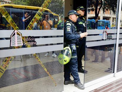Integrantes de la Policía custodian la entrada del edificio donde funciona la revista Semana, en Bogotá, el 29 de septiembre de 2023.