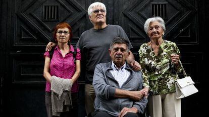 Carlos Slepoy en primer plano, en el centro, posa, en septiembre de 2013, junto a víctimas del franquismo que recurrieron a la justicia argentina.