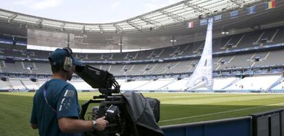 El estadio de fútbol de Saint-Denis, en París, se engalana para el pitido inicial de la Eurocopa.