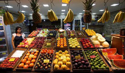 Precio de la fruta exhibidos en un mercado de Buenos Aires.