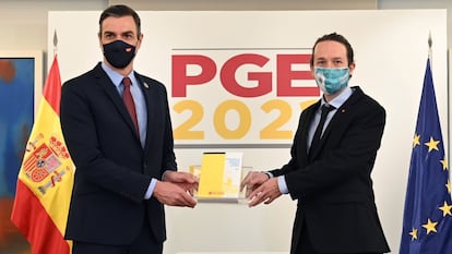 El presidente del gobierno, Pedro Sánchez (i), y el vicepresidente Pablo Iglesias tras la aprobación de los Presupuestos Generales del Estado del año 2021.