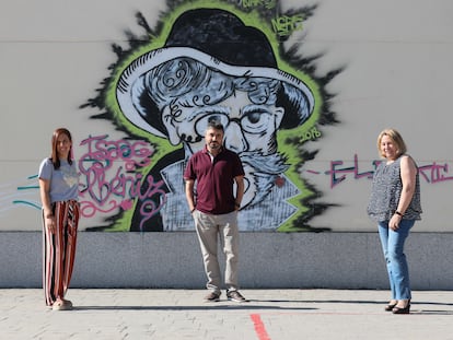 Miembros del equipo directivo del instituto Isaac Albéniz de Leganés, en Madrid. De izquierda a derecha, Inma Alonso, Óscar García y Mar Sánchez.