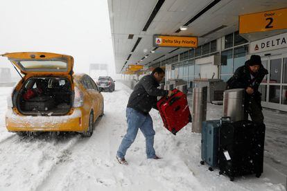 Los viajeros llegan a la terminal Delta Airlines en el aeropuerto LaGuardia, en Nueva York (EE UU).