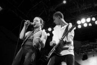 Bono y el bajista Adam Clayton el 15 de julio de 1987 en el Santiago Bernabéu. Había 115.000 en el estadio. Y miles de personas más en la calle, subidos a los edificios, intentado llevarse algo de aquella historia.