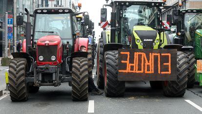 Los tractores han vuelto a bloquear este martes algunas vías de Bruselas durante un Consejo de ministros de Agricultura