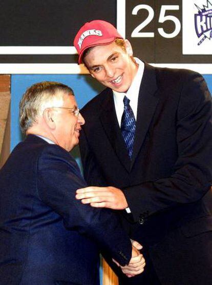 Stern, con Pau Gasol en el draft de 2001.