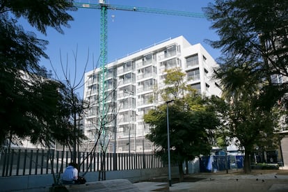 Construcción de viviendas sociales en Barcelona, en enero de 2020.