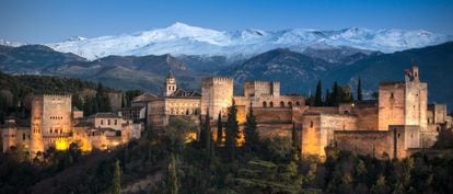 La Alhambra de Granada es el monumento más visitado de España: en 2014 más de 2,4 millones de personas pagaron los 14 euros que cuesta acceder al palacio nazarí. Su interior es magnífico, pero también lo es la estampa que se contempla desde distintos puntos de la ciudad. En esta imagen, tomada desde el mirador de San Miguel, se ve una vista panorámica del monumento levemente iluminado mientras, de fondo, lo observan las nieves de Sierra Nevada.