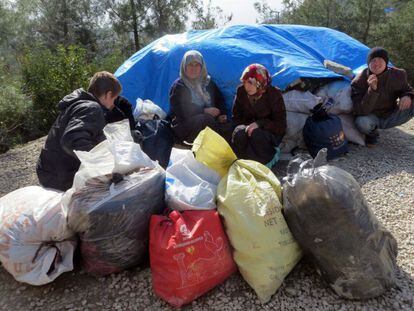 Una familia siria espera este viernes en Bab al Salam para cruzar a Turquía.