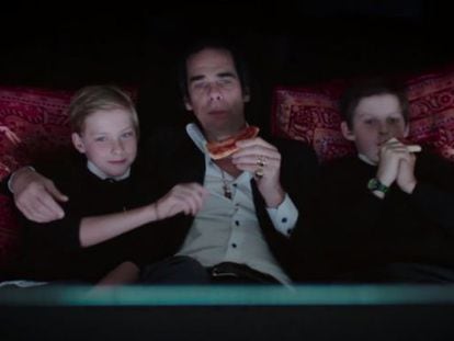 Nick Cave con sus dos hijos en el documental '20.000 días en la Tierra'. Arthur es el de la izquierda.