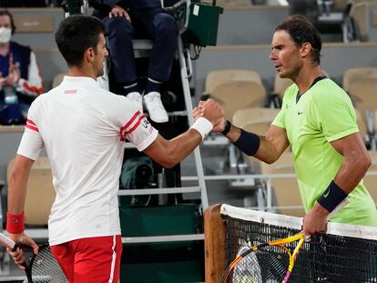 Djokovic y Nadal se saludan en la red tras finalizar el partido.