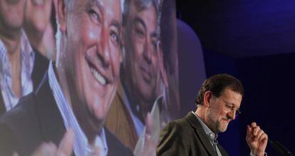 Mariano Rajoy, durante su intervención con la imagen de Arenas al fondo.