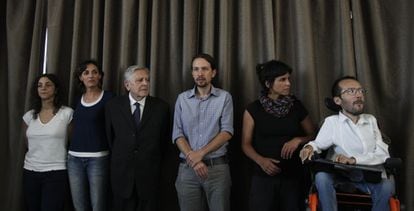 Lola Sánchez y Carlos Jiménez Villarejo, segundo y tercero por la izquierda, tras las elecciones europeas de 2014.