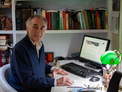 El nefrólogo, Josep Maria Puig, secretario general de Metges de Catalunya, en su despacho