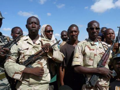 Un grupo de malienses que reciben formaci&oacute;n militar en Mopti.