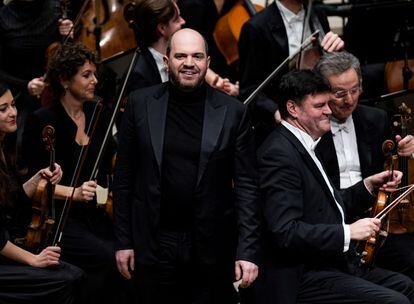 Kirill Gerstein agradece los aplausos del público tras su extraordinaria interpretación de la parte solista del 'Concierto para piano' de Thomas Adès.