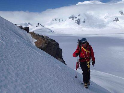 Uno de los guías de montaña que trabajan en la base científica española Juan Carlos I, en la isla Livingstone (Antártida).