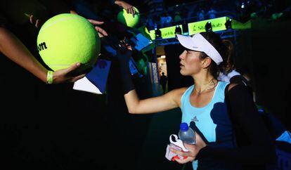 Muguruza firma autógrafos a los aficionados de Singapur.