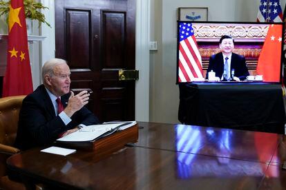 El presidente de EE UU, Joe Biden, se reúne virtualmente con el presidente chino, Xi Jinping, desde el Salón Roosevelt de la Casa Blanca en Washington, el pasado 15 de noviembre.