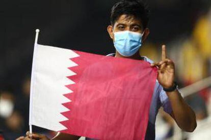 Un aficionado de Qatar en un partido contra Omán, en Doha.