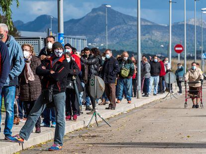 Decenas de personas esperan para hacerse un test de antígenos en Sa Pobla (Mallorca), el pasado domingo.