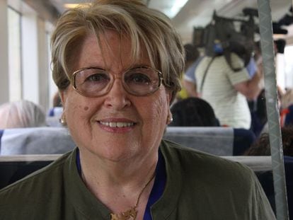 Un tren conmemorativo del exilio ha viajado desde Barcelona a la frontera francesa con 300 personas. "Iba hacia la frontera como una niña vencida y ahora vuelvo habiendo ganado la mayor batalla de mi vida: Romper el silencio", proclama Josefina Piquet (Barcelona, 1934) en el tren que le lleva a Portbou.