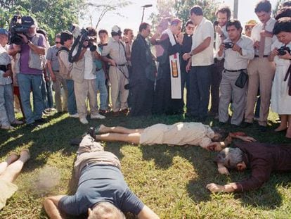 Periodistas toman im&aacute;genes de los jesuitas asesinados en la Universidad Centroamericana en 1989.