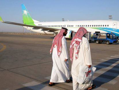 Dos empleados de Aramco toman un vuelo en Arabia Saud&iacute;.
