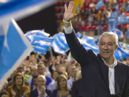 Javier Arenas, en el mitin de cierre de campaña, en Sevilla.