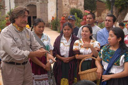 Miguel de la Quadra Salcedo (izquierda) en el programa "Ruta Quetzal", emitido en TVE, en 2006.