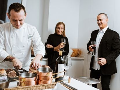 Un cocinero de la empresa española Take a chef en la casa de un cliente. Imagen proporcionada por la empresa.