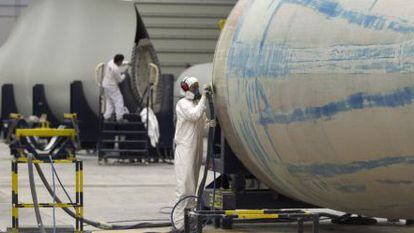 Un trabajador pule un componente de una turbina e&oacute;lica, en la f&aacute;brica de Gamesa de Aoiz (Navarra).