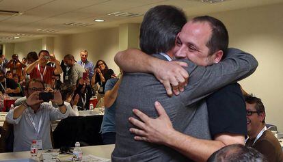 El abrazo entre Mas y David Fernàndez tras el 9-N., en 2015.