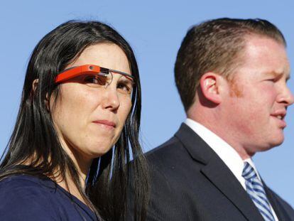 Cecilia Abadie con su abogado tras el juicio. 
