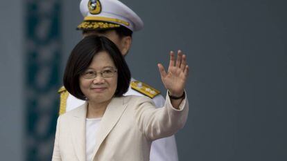 La presidenta de Taiwan, Tsai Ing-wen, saluda tras tomar posesión este viernes.