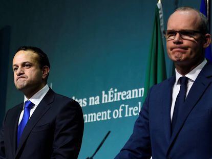 El primer ministro irland&eacute;s (i), Leo Varadkar, y el ministro de Exteriores (d), Simon Coveney, en una rueda de prensa este lunes en Dubl&iacute;n. 