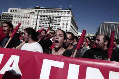 Griegos se manifiestan en el centro de Atenas, ayer, en la segunda jornada de huelga general contra las nuevas medidas de austeridad que pretende aprobar el parlamento.