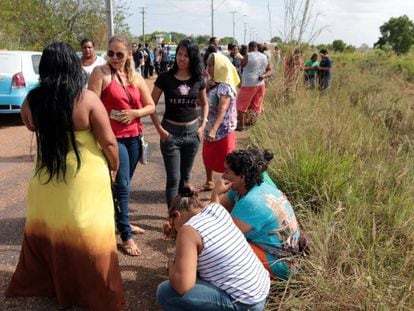 Unos familiares de los presos esperan a tener noticias, este viernes, en Roraima.