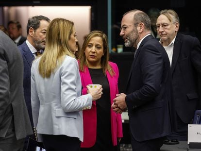 La presidenta del Parlamento Europeo, Roberta Metsola (izquierda), hablaba este martes con los presidentes de los grupos Alianza Progresista de Socialistas y Demócratas, Iratxe Garcia Perez, y del Partido Popular Europeo, Manfred Weber, en Estrasburgo.