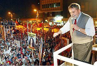 Luis Inacio, <i>Lula</i>, da Silva, en un mitin celebrado el pasado mes de julio en Porto Alegre.