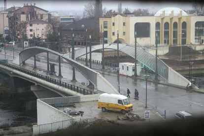 El puente que separa la comunidad serbia de la albanesa en el municipio kosovar de Mitrovica.