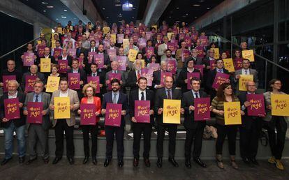 Los presidentes de las federaciones, con el cartel de la campaña.