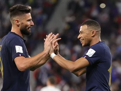 Giroud y Mbappé celebran uno de los goles de Francia ante Polonia este domingo.