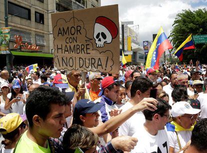 Miles de opositores han participado hoy en la marcha denominada “Toma de Caracas”, para demandar a las autoridades una fecha para el referendo para revocar el mandato del presidente del país.